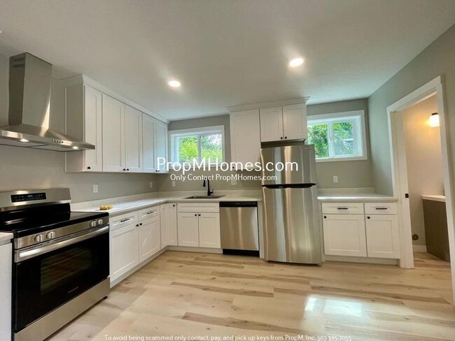 Building Photo - Updated Two Bedroom Bungalow in Milwaukie - Fenced Yard!