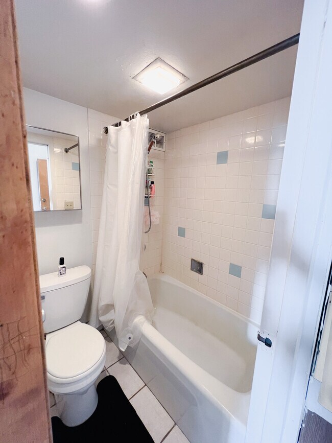 Baño - 445 W Johnson St