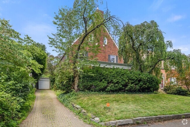 Building Photo - *Beautifully Updated & Spacious 4BD/3.5BA ... Rental