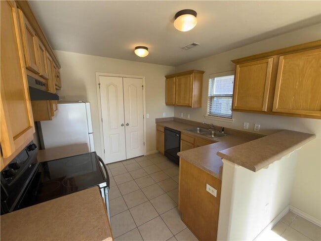 Photo - 902 Oakwood Ln