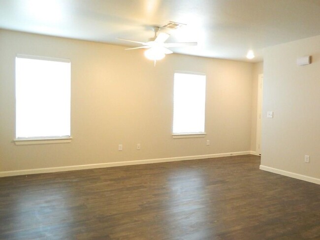 Photo - 2 Bedroom 2 Bath Duplex Close To Tinker AFB House