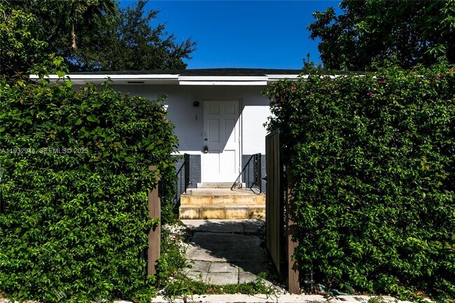 Building Photo - 635 SW 16th Ave Unit 3