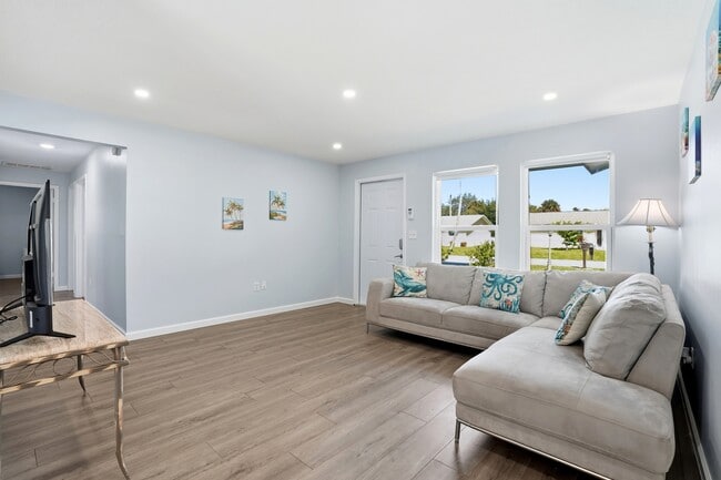 Photo - 4502 Parrot Ave