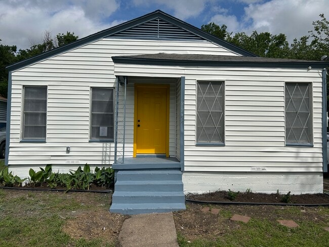 Building Photo - 2245 E Overton Rd