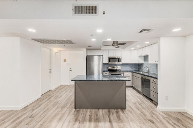 Photo - 7950 E Camelback Rd Unidad 305