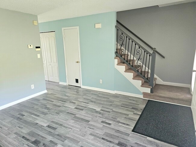 Photo - 975 Surry Ln