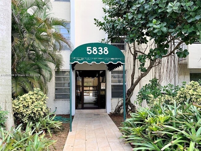Building Photo - 5838 SW 74th Ter Unit 106 Rental
