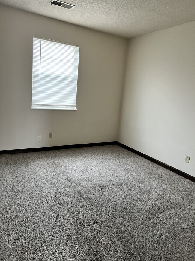 Photo - Maple Pointe Aparmtents Unit 1