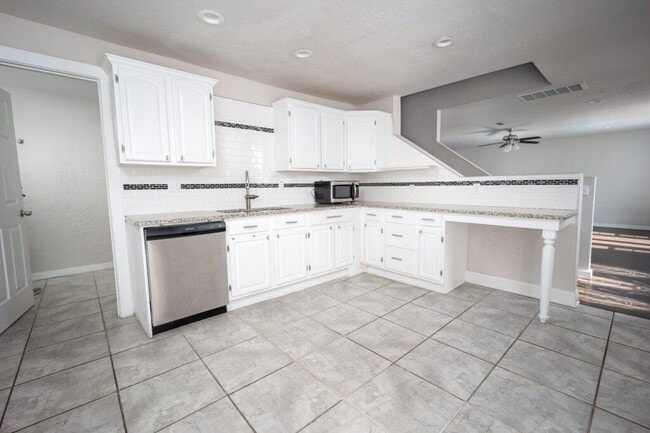 Photo - 913 NW 48th St