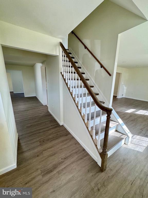 Photo - 1040 Springhill Way