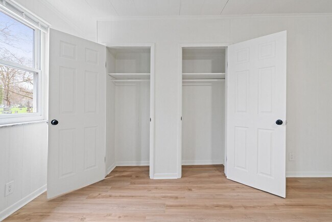 Photo - 2 bed 1 bath - all updated, central air, laundry, great location