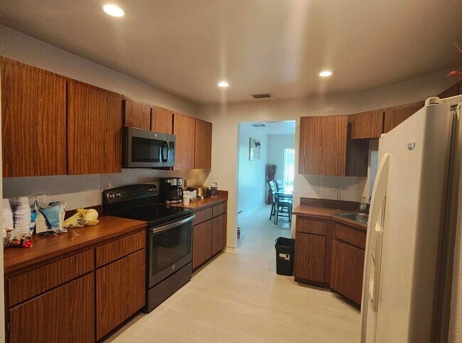 Building Photo - 616 White Water Dr