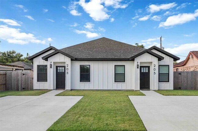 Photo - 205 Bolden St
