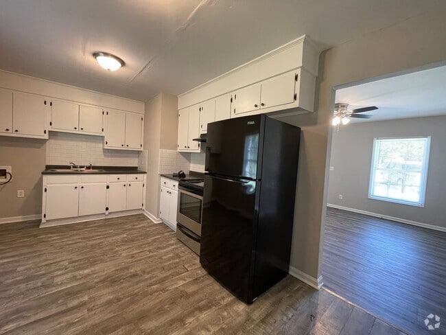 Building Photo - DISTRICT 6 - 3 bedroom - Tour today! Rental