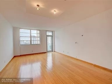 living room - 19390 Collins Ave Rental