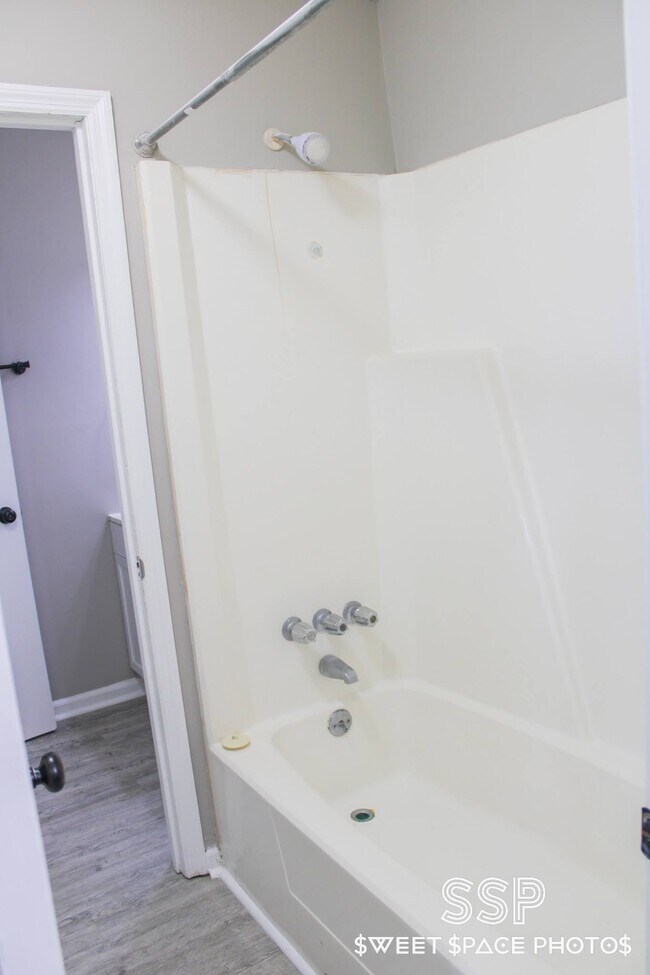 Building Photo - Travis