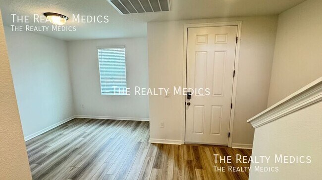 Photo - 2401 White Tail St
