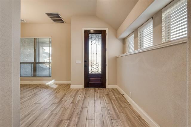 Photo - 550 Lily St