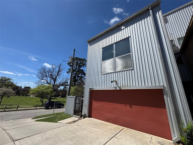 Building Photo - 2605 Calumet St Unit 24