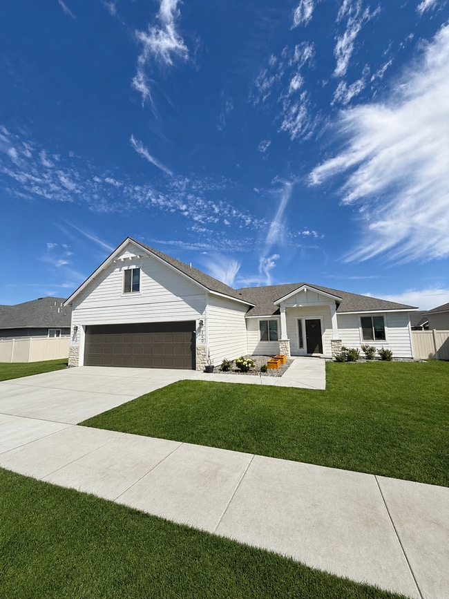 Photo - Spacious 4 Bed, 3 Bath Home with 3-Car Garage & Fully Fenced Yard | Dogs Welcome Boardman OR