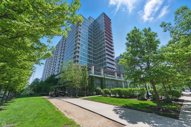 Building Photo - 9725 Woods Dr Unit 507 Rental