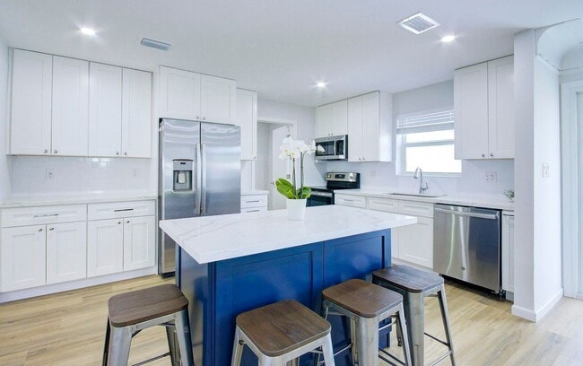 Photo - 1950 NE 30th St