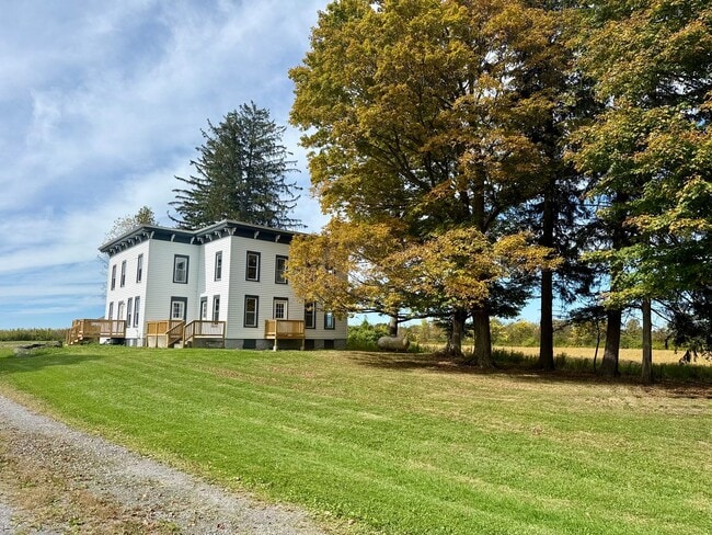 Building Photo - Amazing Remodeled Farm Home