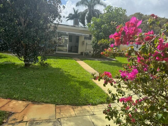 Building Photo - 1639 Fletcher St Unit C