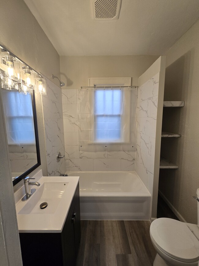 Photo - 907 N Busey Ave