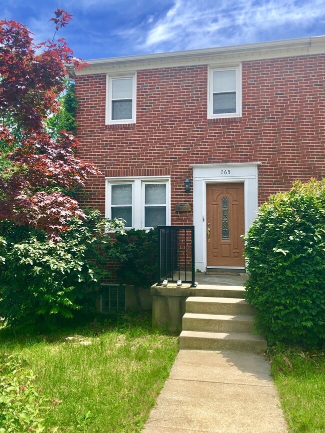 Building Photo - Charming 3 Bedroom/2 Bathroom Duplex in West Hills, MD!