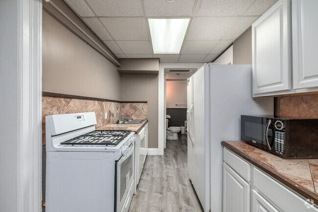 3BR, 1BA - 1,800SF - Kitchen