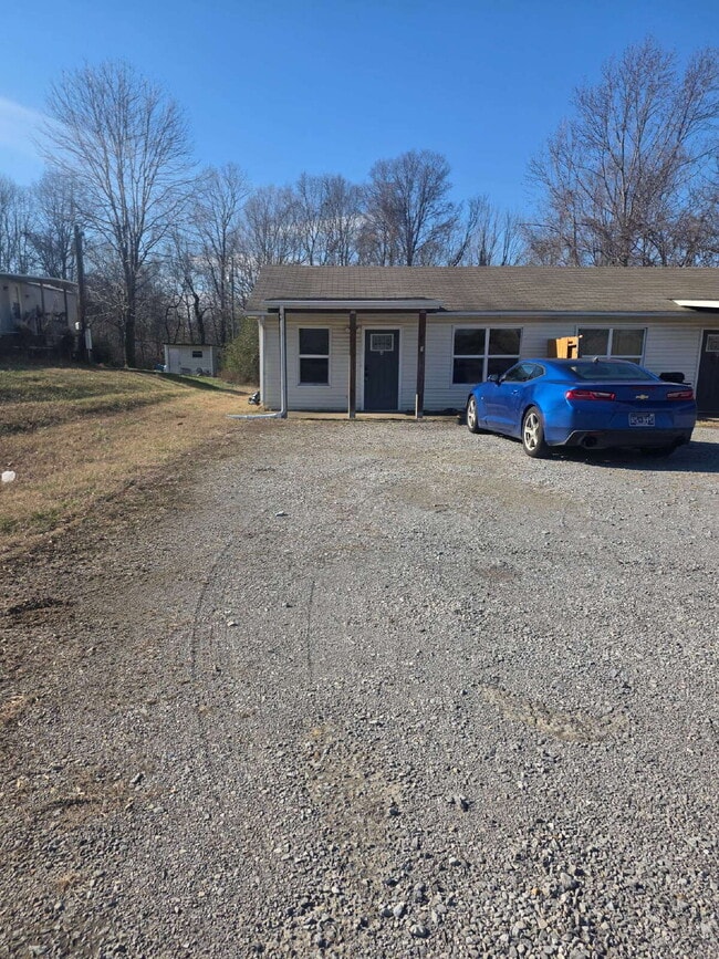 Photo - Cozy 1 Bedroom Retreat with Stylish LVP Flooring Unidad A