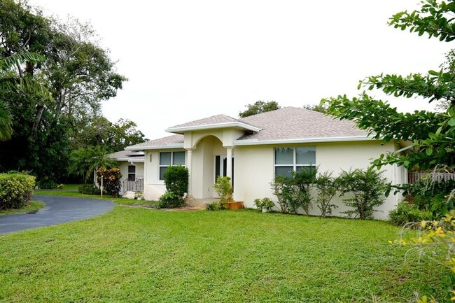 Building Photo - 821 SW 13th Ct