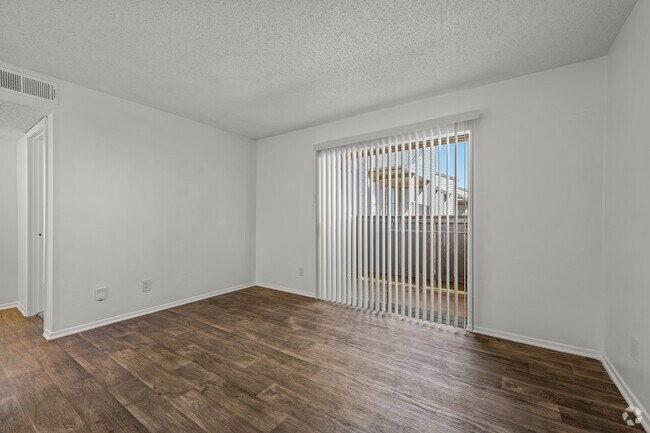 1BR, 1BA - 690SF A Living Room