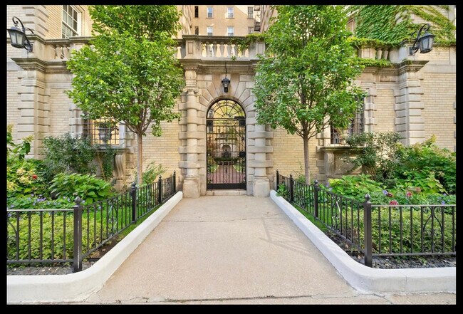 Street View Into Courtyard - 70 E Scott St Unit 308