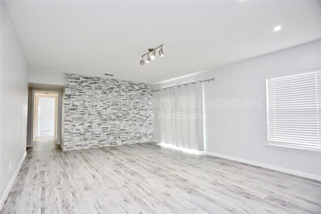 Photo - 2824 Briarhurst Dr Unit Apartment 16