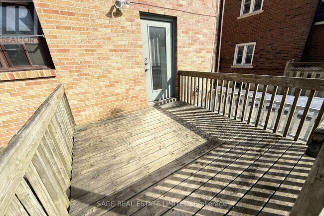 Photo - 296 Runnymede Rd Unité 2