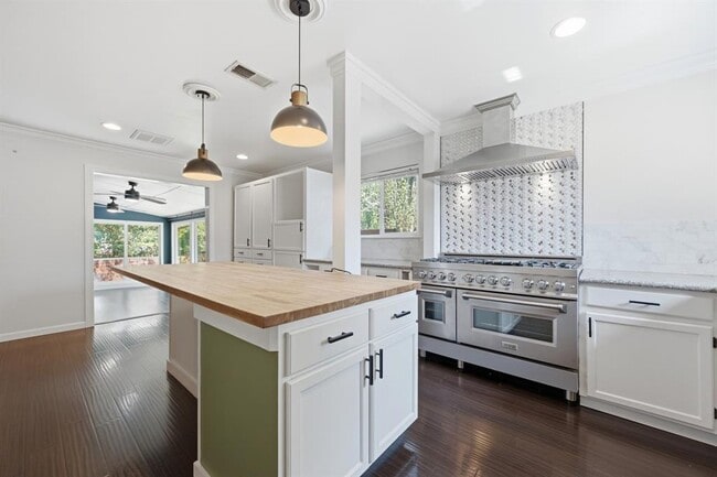Building Photo - 8404 Hornet Dr