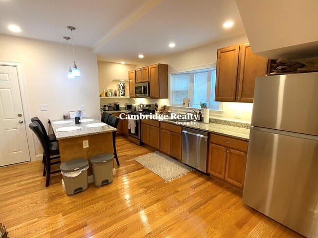 Building Photo - 67 Temple St Unit 1R