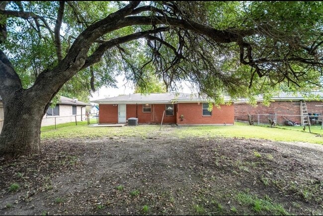 Building Photo - 1908 Peachwood Dr