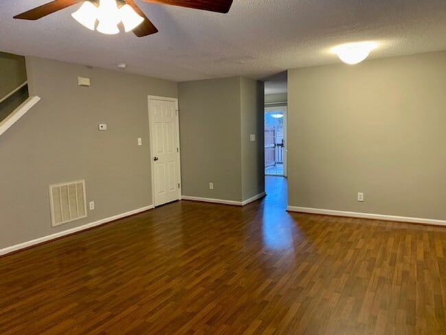 Photo - 107 Climbing Ivy Ct