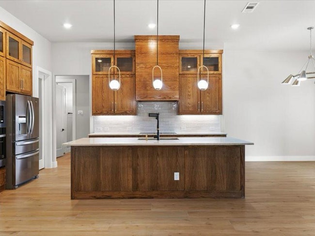 Photo - 8101 Oak Hollow Dr