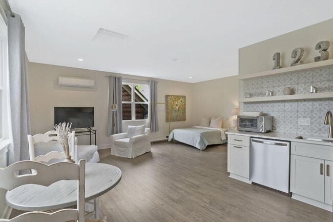 1 Bed, 1 Bath Garage Apartment in Westhaven - 1 Bed, 1 Bath Garage Apartment in Westhaven