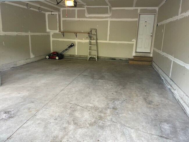 Photo - 300 Linden St N