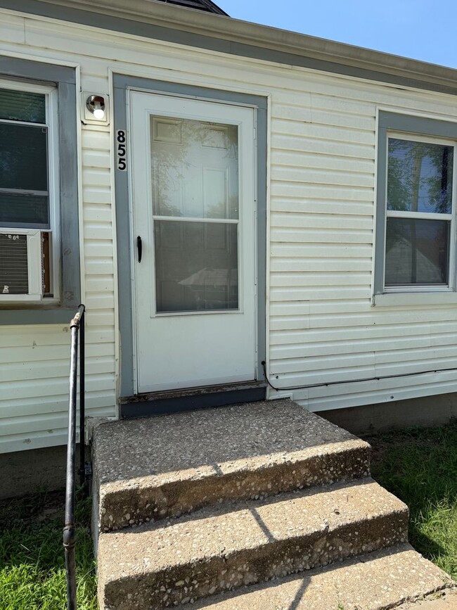 Building Photo - Charming 2-Bed End Unit in Quiet Quadplex-... Rental