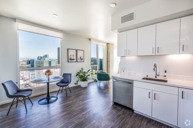 2BR, 2BA - 800SF livingroom