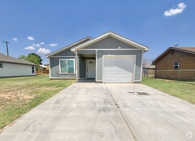 Building Photo - 3 bed and 2 bath available near Estacado H... Rental