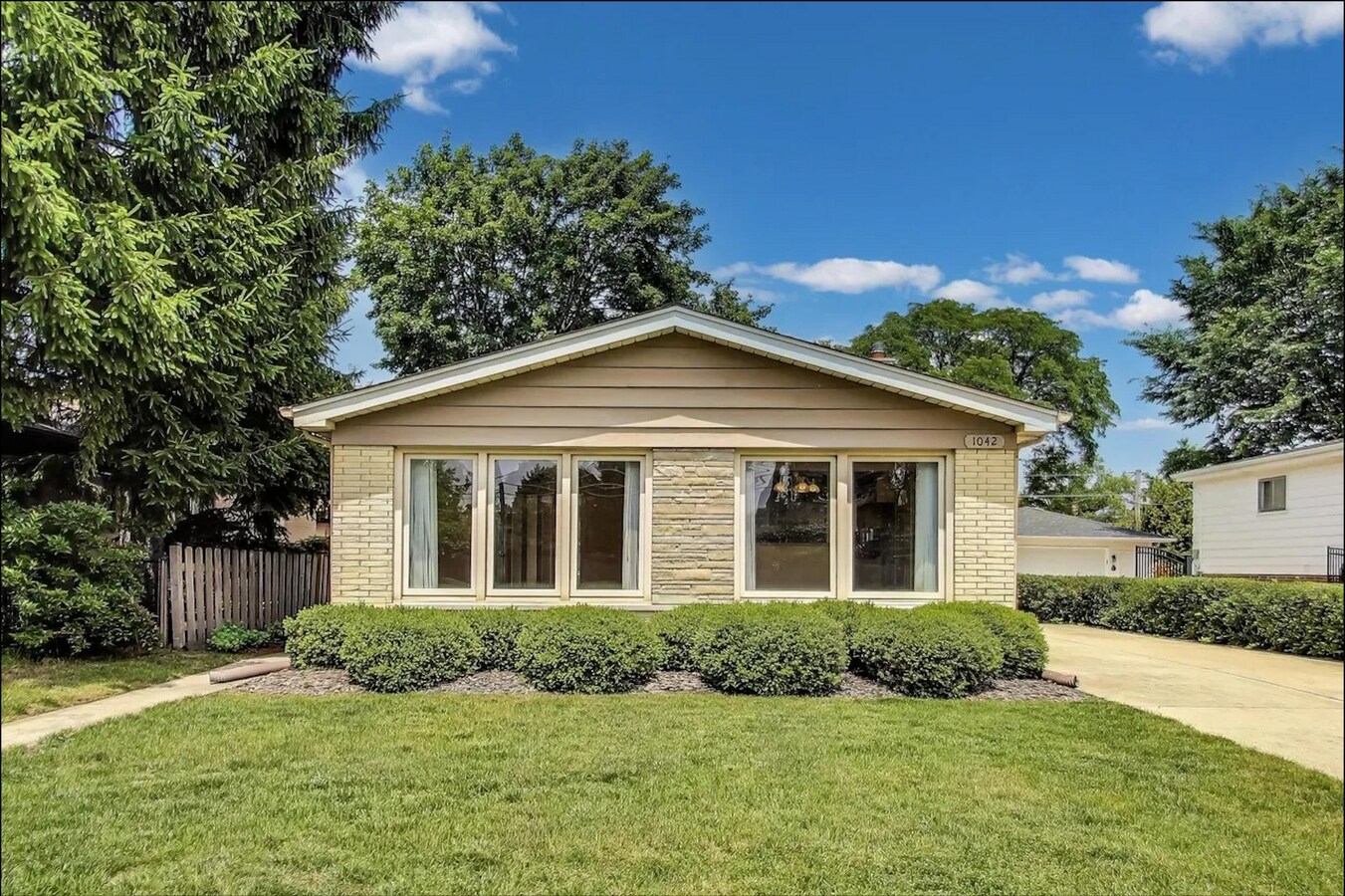 Single Family House in Mount Prospect - Single Family House in Mount Prospect