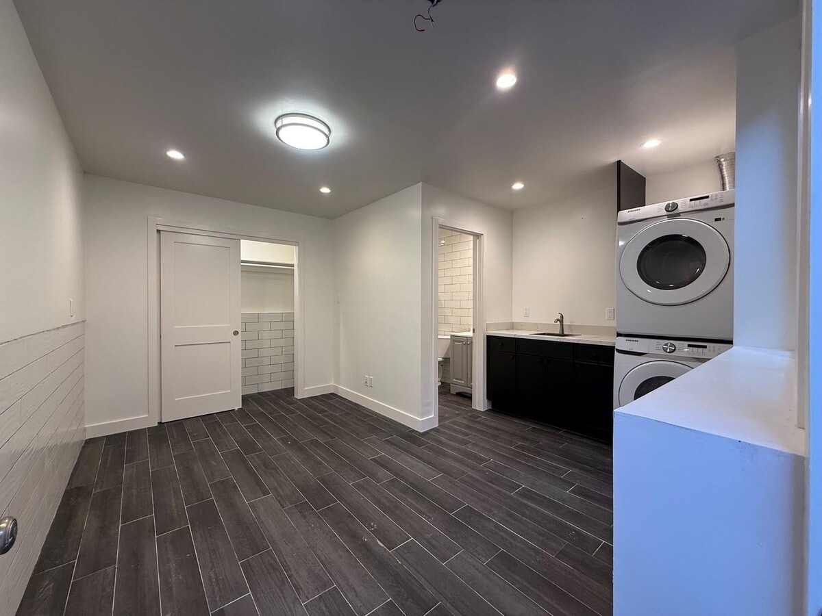 Entirely renovated studio in a highly convenient location. - Entirely renovated studio in a highly convenient location. Unit Rm 5