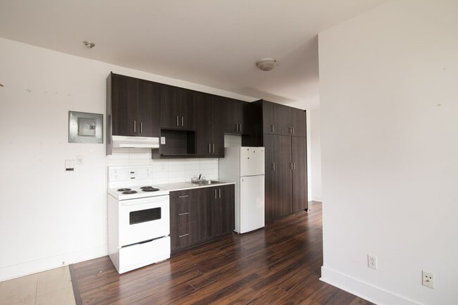 Building Photo - 4745 Chem. Queen Mary Unit 21